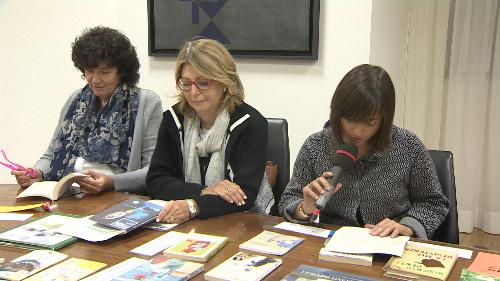 Gli assessori regionali Loredana Panariti (Lavoro, Formazione, Istruzione, Pari Opportunità, Politiche giovanili, Ricerca e Università), Maria Sandra Telesca (Salute, Integrazione socio-sanitaria, Politiche sociali e Famiglia) e Debora Serracchiani (Presidente Regione Friuli Venezia Giulia) alla maratona di lettura "Un libro lungo un giorno" - Udine 26/10/2017